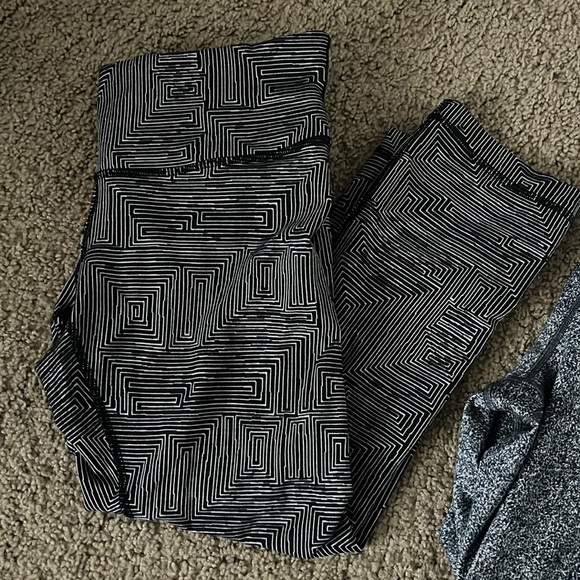 2 Pairs Lululemon Grey Pattern Align & Wunder Under Leggings, lightly worn - Picture 3 of 6